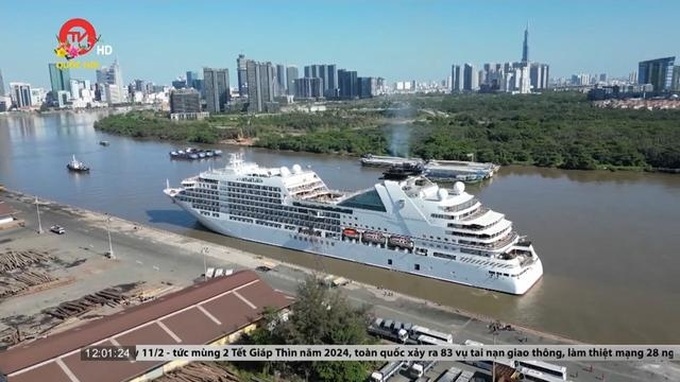 Cruise ship Seabourn Encore brings foreign tourists to HCM City - 1