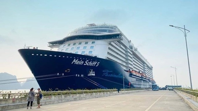 Cruise ship brings nearly 2,000 visitors to Quang Ninh - 1 Cruise ship brings nearly 2,000 visitors to Quang Ninh - 1