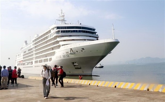 Two cruise ships bring 1,200 foreign travelers to Ha Long - 1