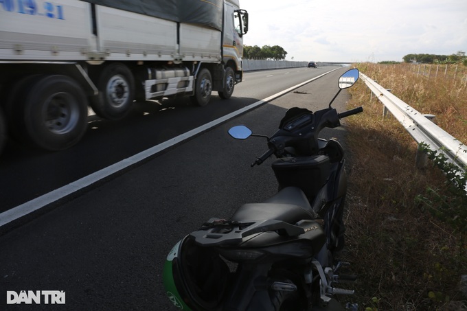 Newly-opened expressway remains incomplete - 6 Newly-opened expressway remains incomplete - 6