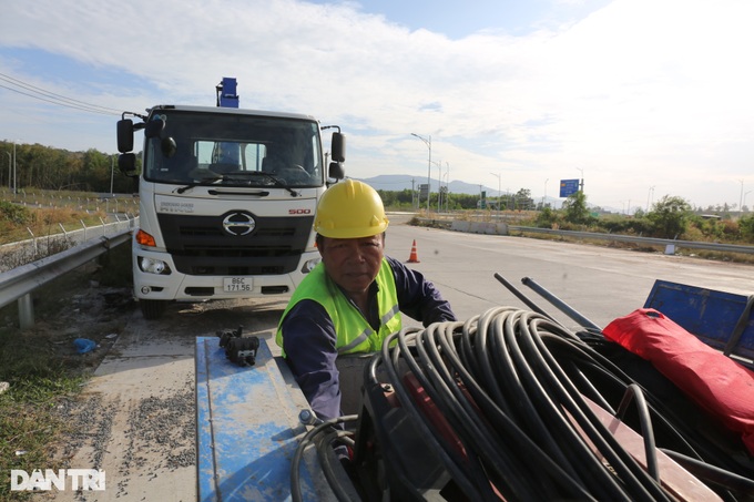 Newly-opened expressway remains incomplete - 7 Newly-opened expressway remains incomplete - 7