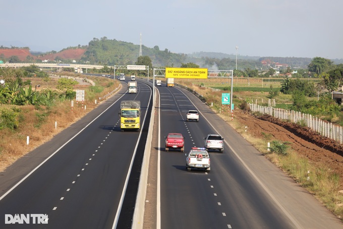 Newly-opened expressway remains incomplete - 1 Newly-opened expressway remains incomplete - 1