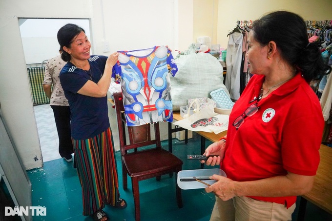 HCM City shop provides free items for low-income people - 1 HCM City shop provides free items for low-income people - 1