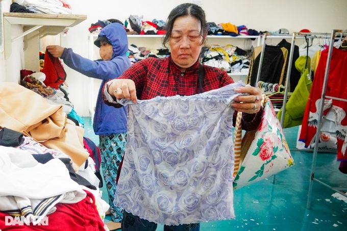 HCM City shop provides free items for low-income people - 2 HCM City shop provides free items for low-income people - 2