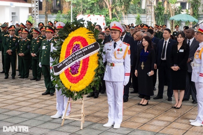 Foreign guests pay tribute to party leader Nguyen Phu Trong - 10