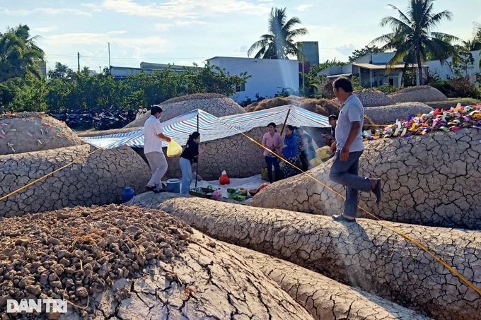 Grave-visiting festival celebrated - 5 Grave-visiting festival celebrated - 5