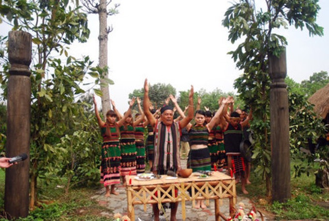 M’Nong people’s village gate worship ritual - 1