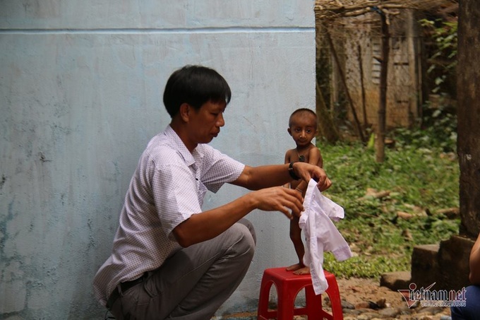 Vietnam's smallest student enjoys great changes at school - 2