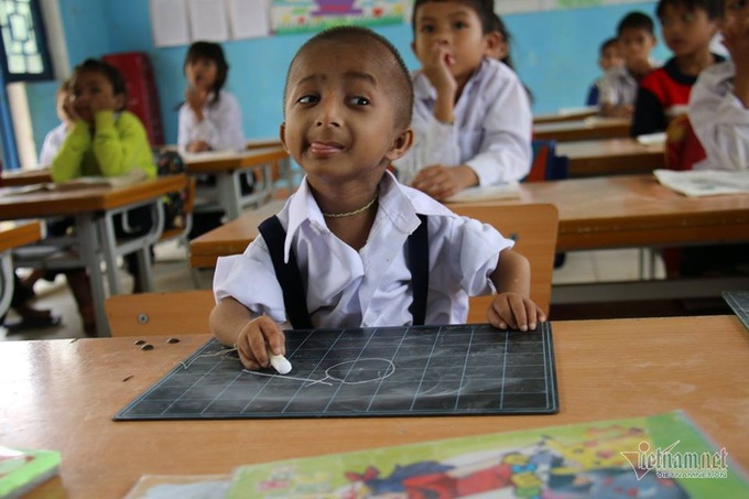 Vietnam's smallest student enjoys great changes at school - 1