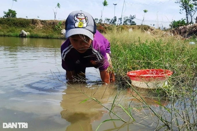 Poor boy receives support to take care of mentally-ill mother - 2