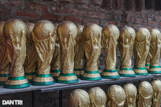 Hanoi ceramic artisan produces model World Cup trophies - 5