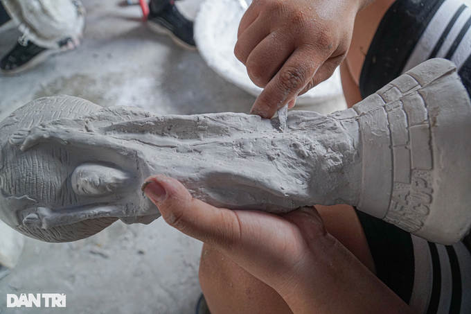 Hanoi ceramic artisan produces model World Cup trophies - 3