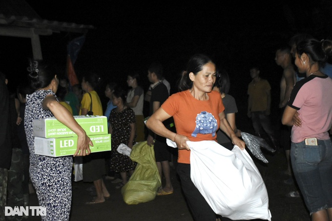 Dantri Newspaper visits Lao Cai flood hit residents - 3