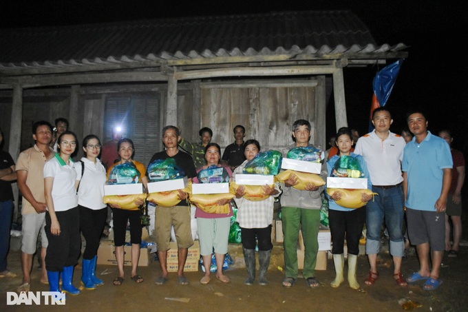 Dantri Newspaper visits Lao Cai flood hit residents - 2