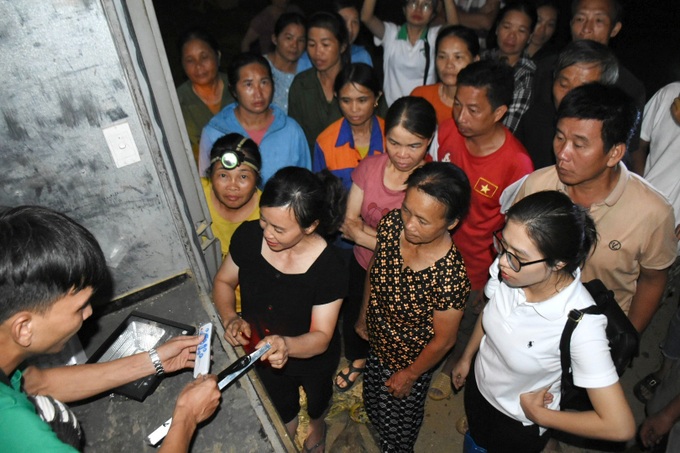 Dantri Newspaper visits Lao Cai flood hit residents - 1