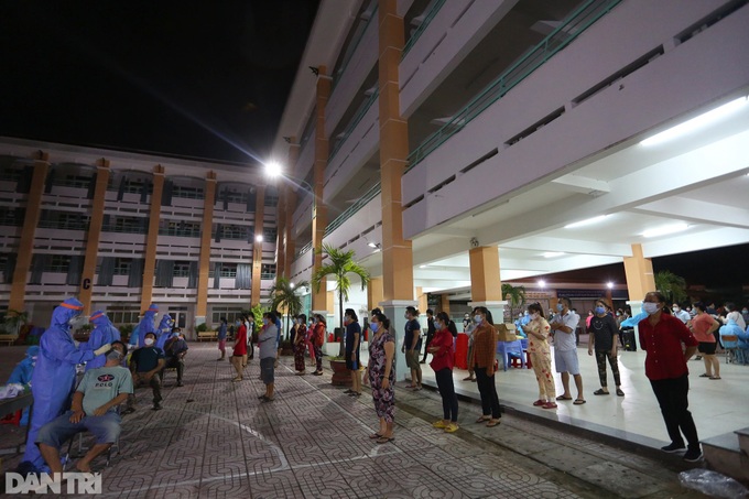 Thousands queue for Covid-19 tests in HCM City - 8