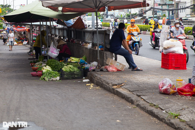 HCM City bridges suffer dumping - 3