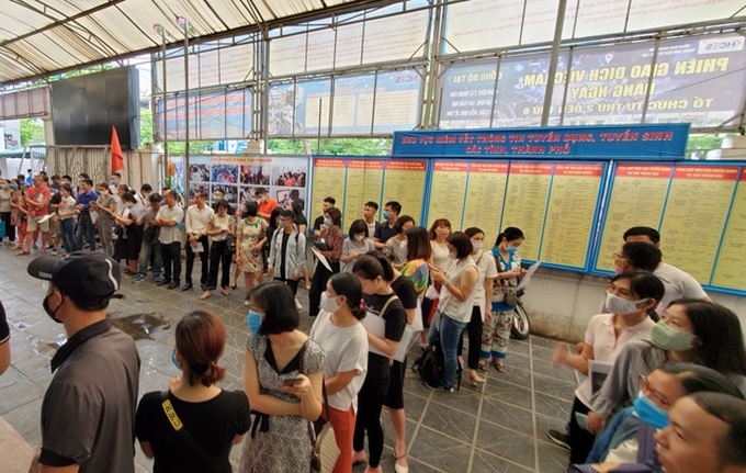 Hanoians queue for post-Covid-19 unemployment benefit - 3