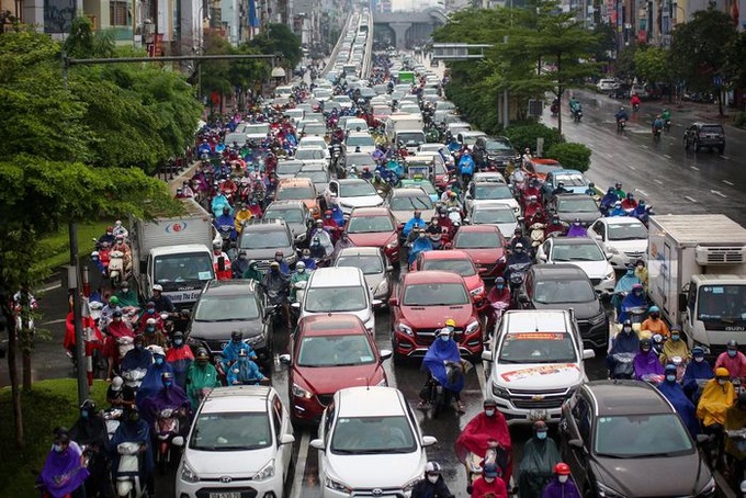 Hanoi streets jammed on Monday morning rush hours - 1 Hanoi streets jammed on Monday morning rush hours - 1