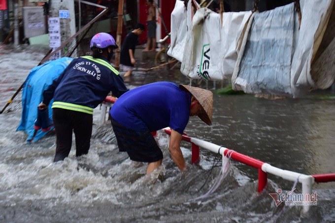 Ho Chi Minh City seriously submerged after downpour - 7