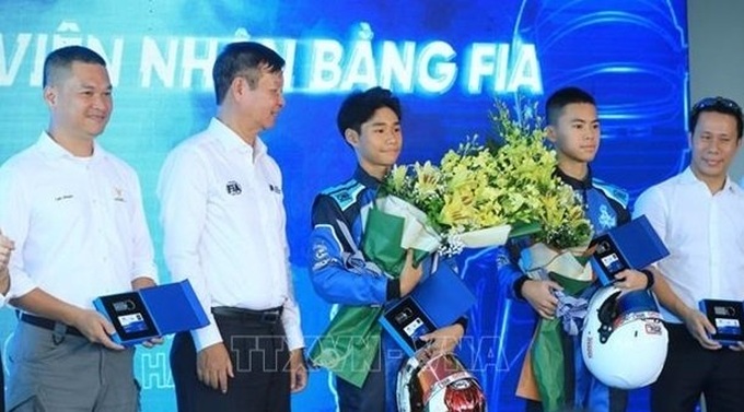 32 Vietnamese racing drivers receive licences - 1