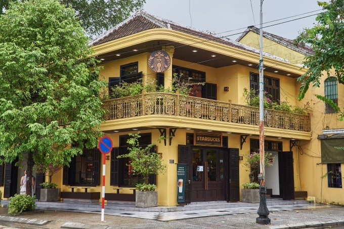 Starbucks plans to open 100th store in Vietnam this year - 1