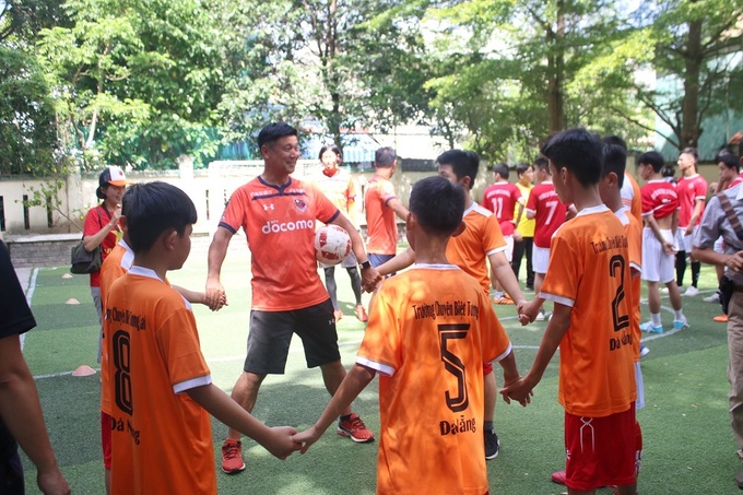 Japanese football players hold special class for Vietnamese disabled children - 1 Japanese football players hold special class for Vietnamese disabled children - 1