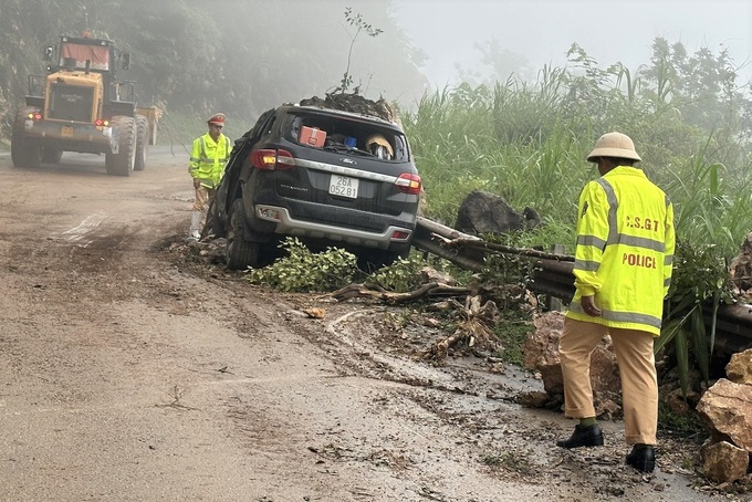 Four escape death after stone falls onto car in Hoa Binh - 3