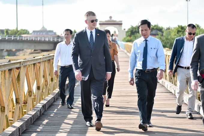 US ambassador visits Vietnam war cemetery - 5