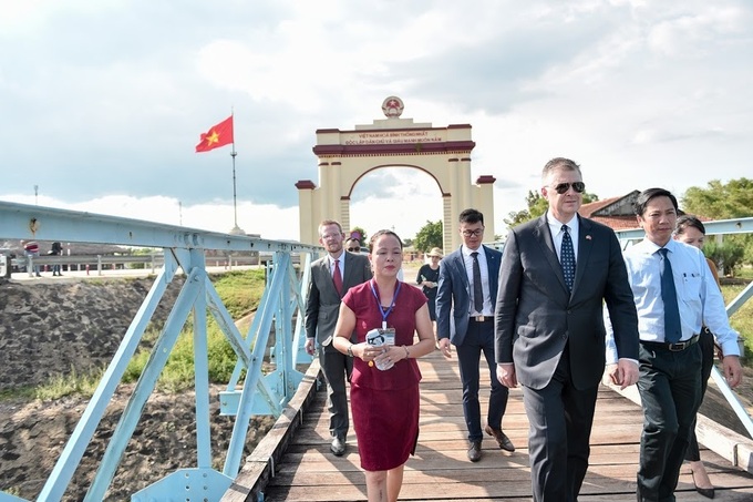 US ambassador visits Vietnam war cemetery - 6