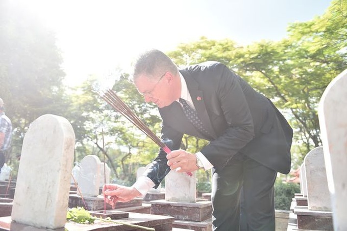 US ambassador proud of strong relationship with Vietnam - 1