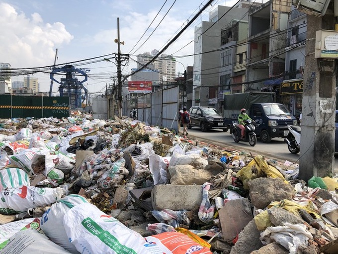 Illegal dumping remains rampant in Hanoi - 1