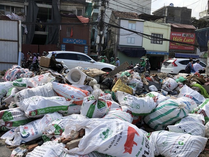 Illegal dumping remains rampant in Hanoi - 2