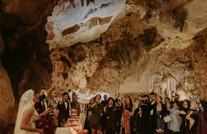 HCM City couple hold wedding in Quang Ninh cave - 3