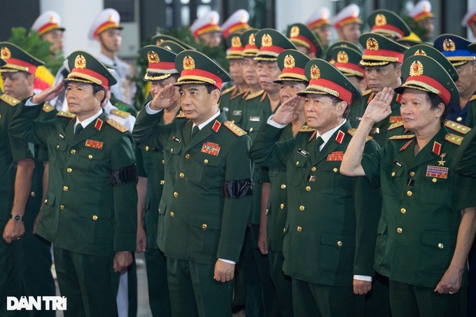 High-level funeral held for late Deputy Defense Minister Nguyen Chi Vinh - 6