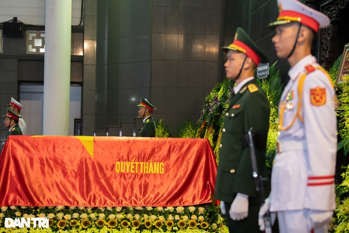 High-level funeral held for late Deputy Defense Minister Nguyen Chi Vinh - 8