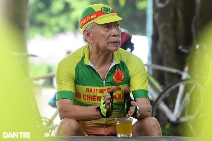 Hanoi seniors take up cycling - 8