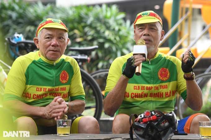 Hanoi seniors take up cycling - 10