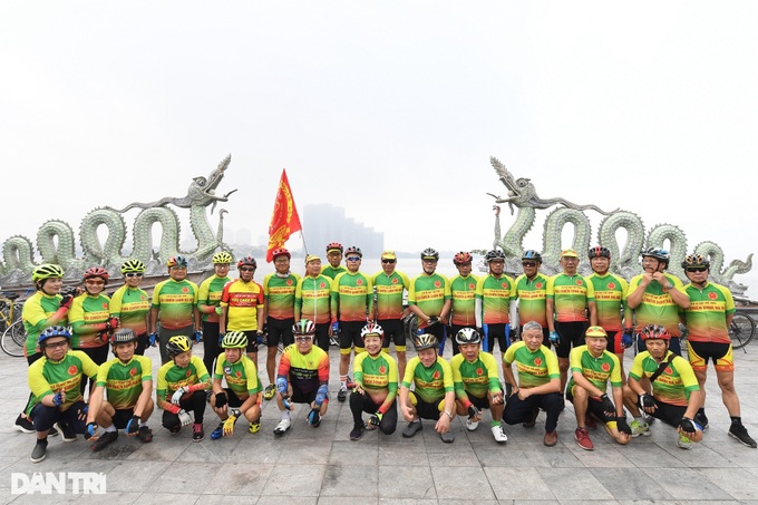 Hanoi seniors take up cycling - 1