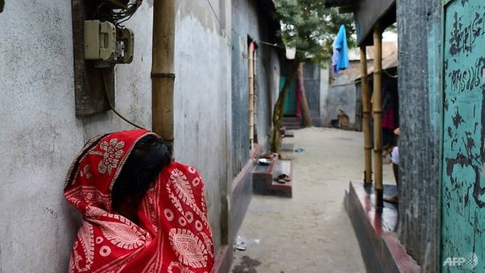 Bangladesh vaccinates sex workers at largest brothel - 1