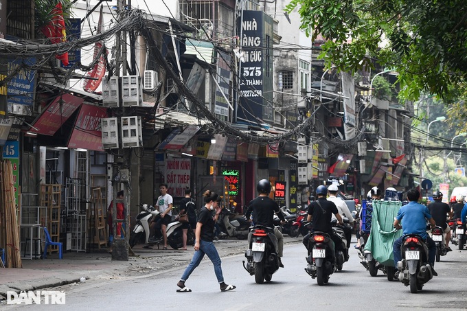 Electric wires still cover many Hanoi streets - 6 Electric wires still cover many Hanoi streets - 6
