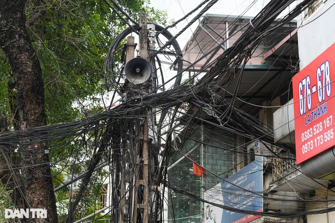 Electric wires still cover many Hanoi streets - 7 Electric wires still cover many Hanoi streets - 7