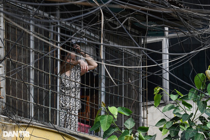 Electric wires still cover many Hanoi streets - 10 Electric wires still cover many Hanoi streets - 10