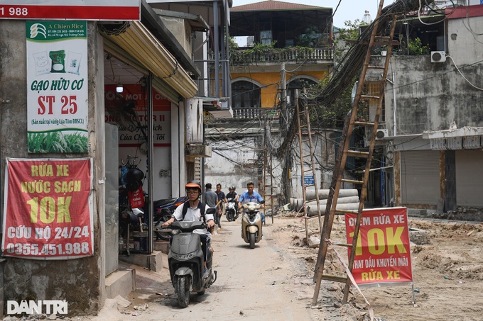 Electric wires still cover many Hanoi streets - 4 Electric wires still cover many Hanoi streets - 4
