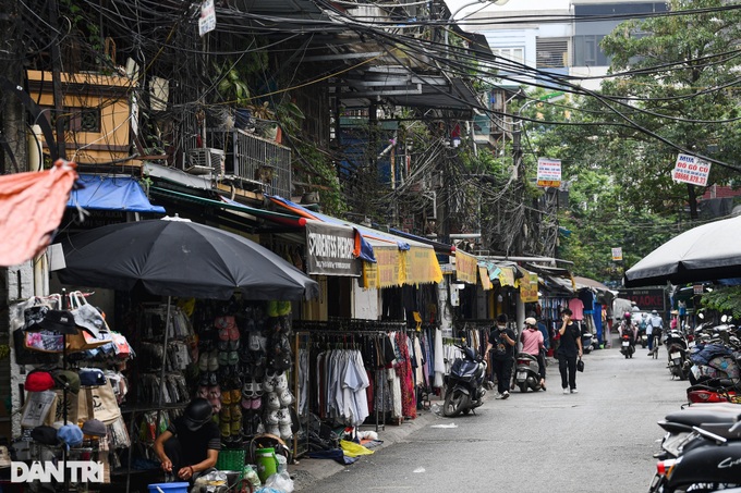 Electric wires still cover many Hanoi streets - 8 Electric wires still cover many Hanoi streets - 8