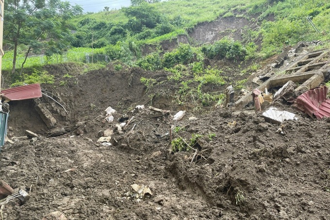 142 Lao Cai teachers and students escape fatal landslide - 1