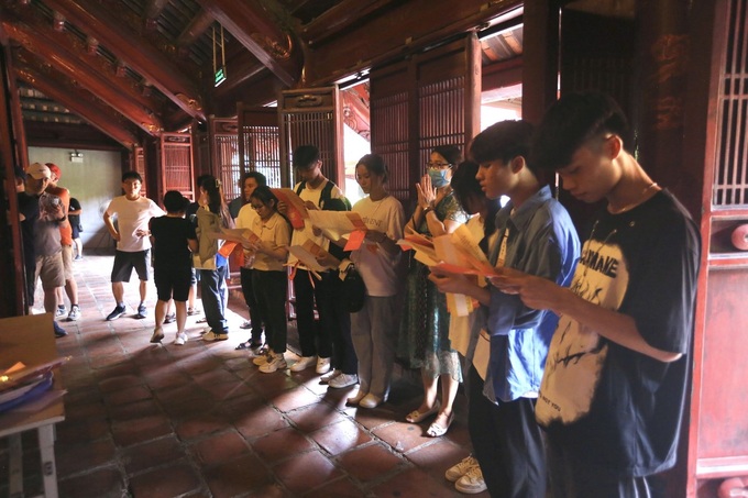 Hanoi students pray for exam luck at Temple of Literature - 3 Hanoi students pray for exam luck at Temple of Literature - 3