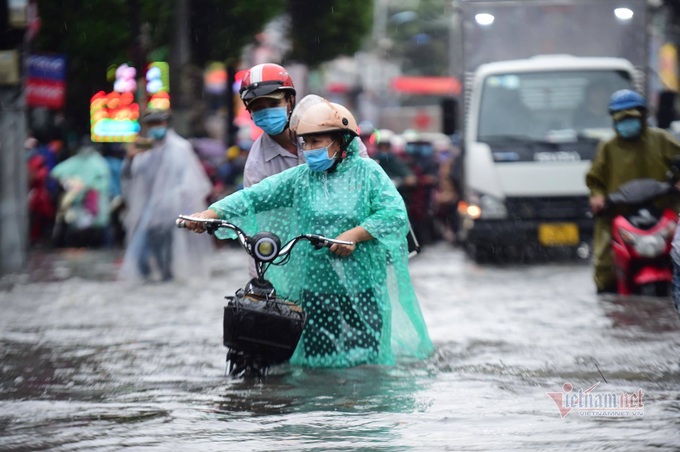 Ho Chi Minh City seriously submerged after downpour - 8