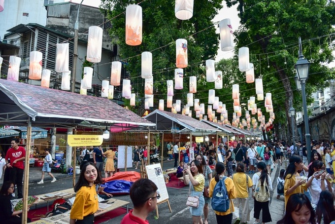 Hanoi street coloured with lanterns ahead Mid-Autumn Festival - 9