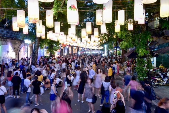 Hanoi street coloured with lanterns ahead Mid-Autumn Festival - 7